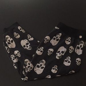 Women’s skull Capri sweats.